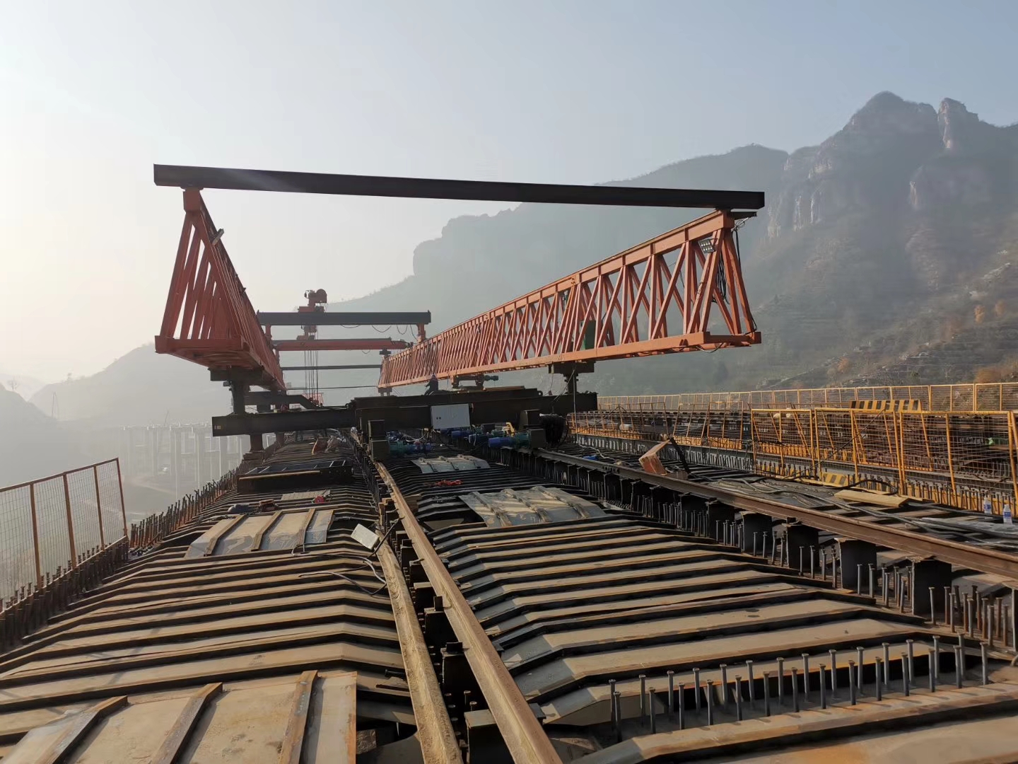 河南新乡架桥机厂家 晶面巧铺 纤材稳架：新型景观桥专用安装设备的匠心守护