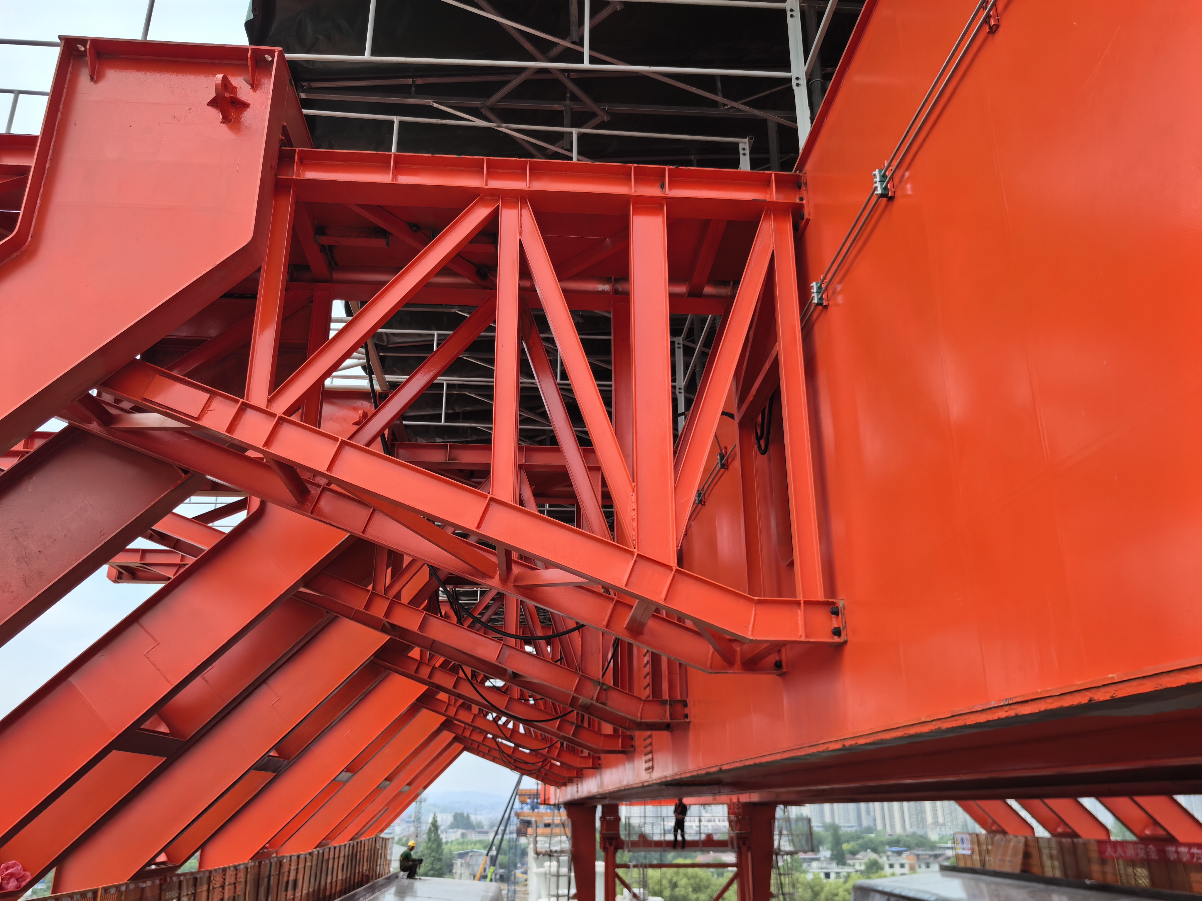 上海移动模架厂家 纵坡桥模架：下滑力控制与防滑设防